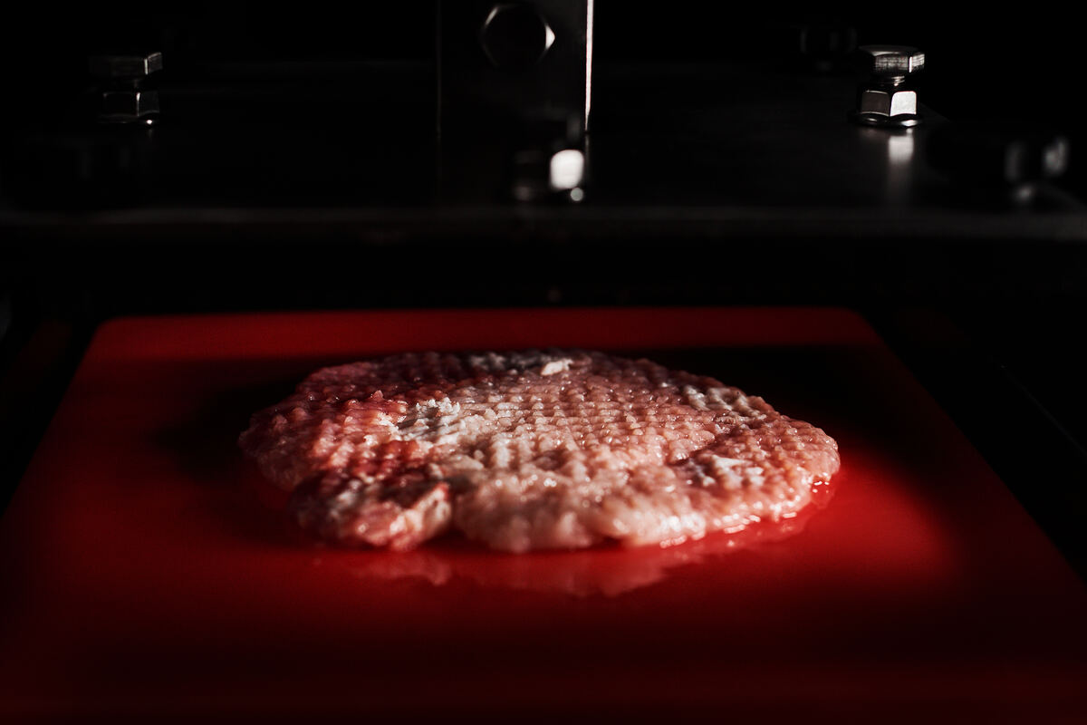 Świeżo rozbity kotlet na czerwonej tacy — widoczny wzór matrycy