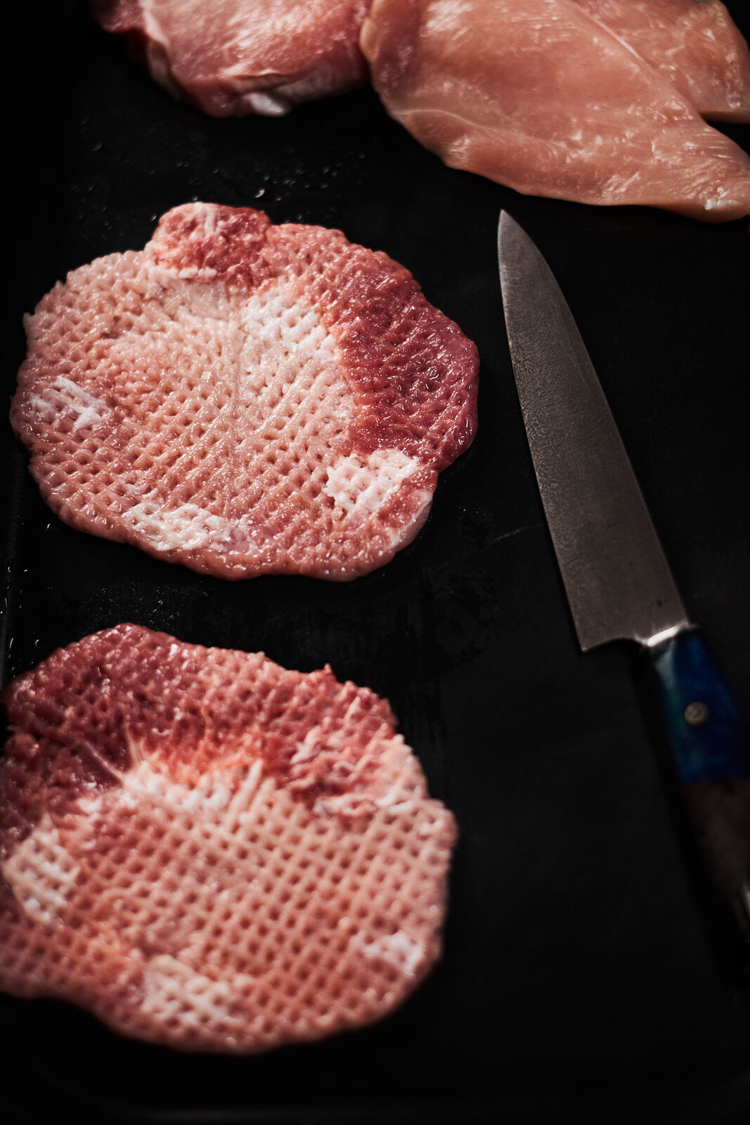 Rozbity kotlet z wyraźnym wzorem matrycy